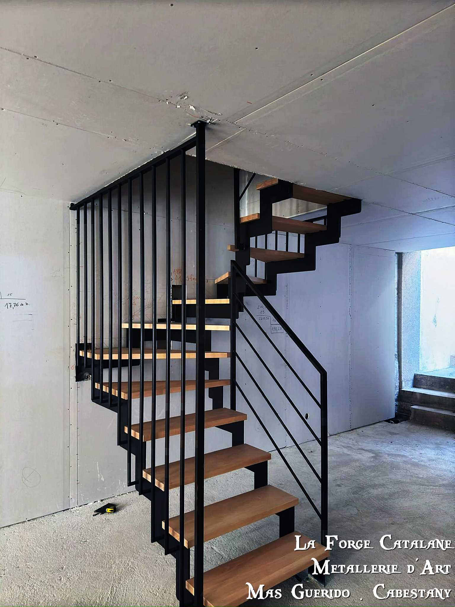escalier deux quart tournant double limons cremaillere marches bois rampant fixe sous plafond en tube vertical et rampant lisses horizontale  forge catalane.jpg